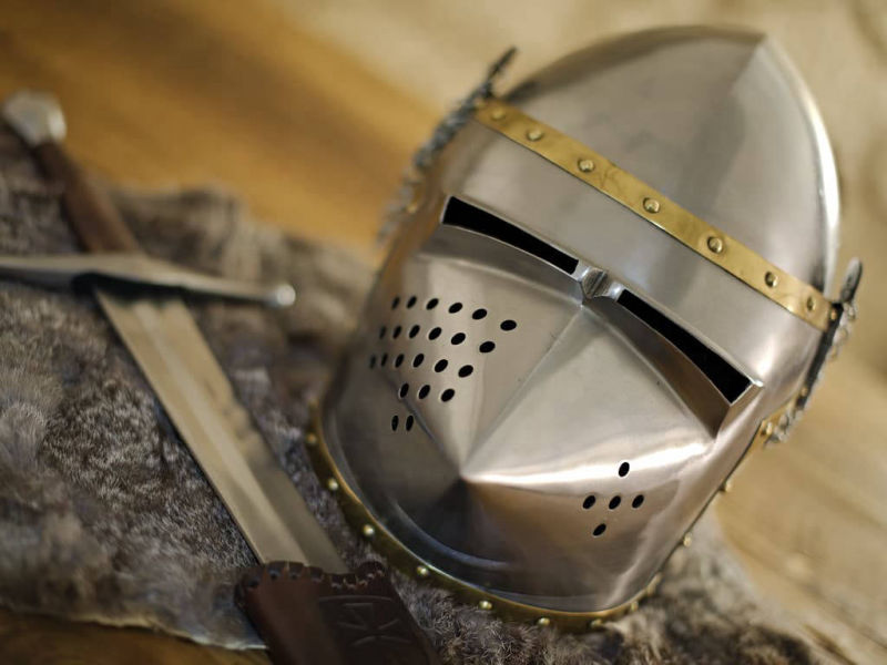 Casque Pigface bassinet posé sur une cotte de mailles et accompagné d'une épée médiévale de combat Casque Pigface bassinet posé sur une cotte de mailles et accompagné d'une épée médiévale de combat