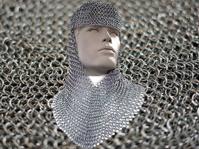 Camail en mailles aboutées (pièce d'armure médiévale permettant de protéger la tête) Camail en mailles aboutées (pièce d'armure médiévale permettant de protéger la tête)