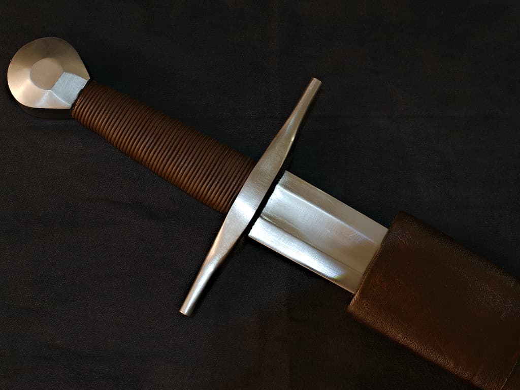Épée médiévale du chevalier croisé posée sur une peau naturelle, une table et une cotte de mailles médiévale Épée médiévale forgée « Courageuse » ⚔ #Terressens