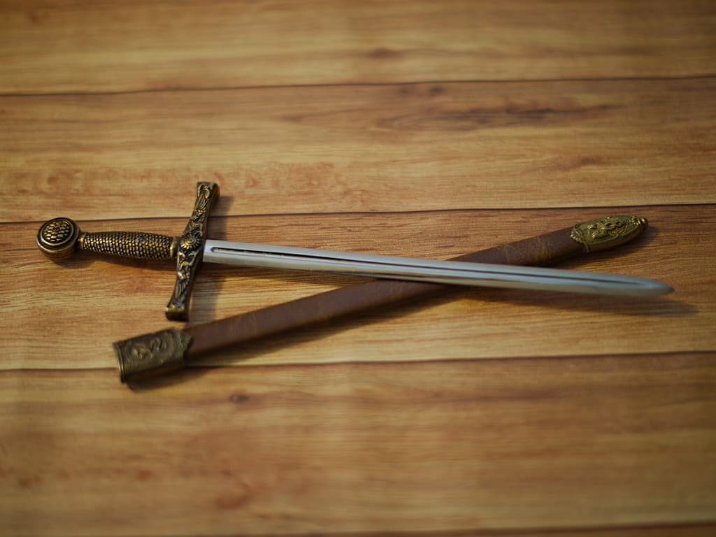 Ouvre-lettre / coupe-papier Excalibur, fourreau brun #Terressens Ouvre-lettre / coupe-papier Excalibur, fourreau brun #Terressens