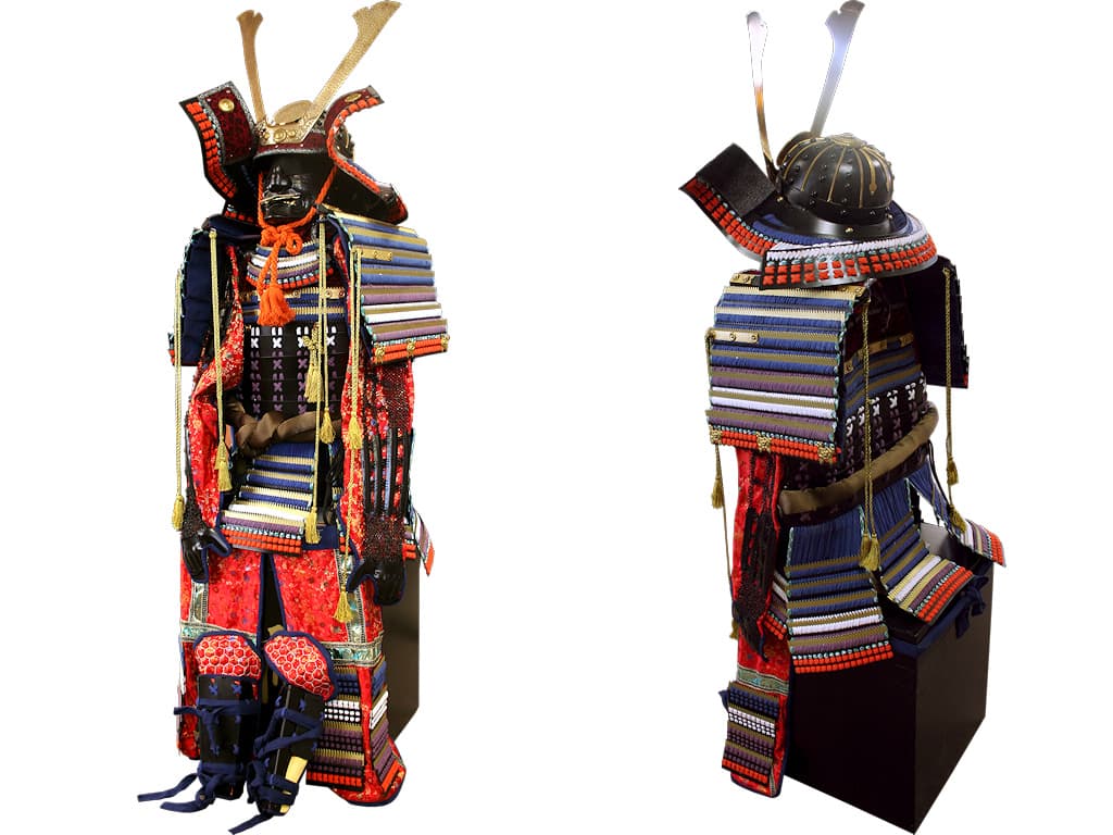 Armure de samouraï rouge sur squelette de présentation (faces avant et arrière) Armure de samouraï rouge sur squelette de présentation (faces avant et arrière)