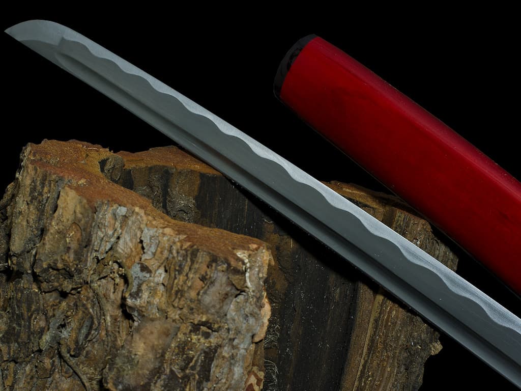 Kaji, shirasaya feu (火事), forge damassée : détail de la lame damas et du fourreau (saya) Kaji, shirasaya feu (火事), forge damassée : détail de la lame damas et du fourreau (saya)
