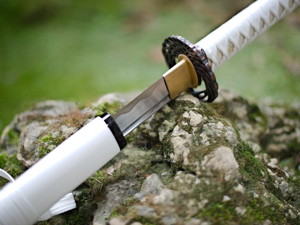 Katana blanc aiguisé « Neige éternelle » 復活 #Terressens Katana blanc aiguisé « Neige éternelle » 復活 #Terressens