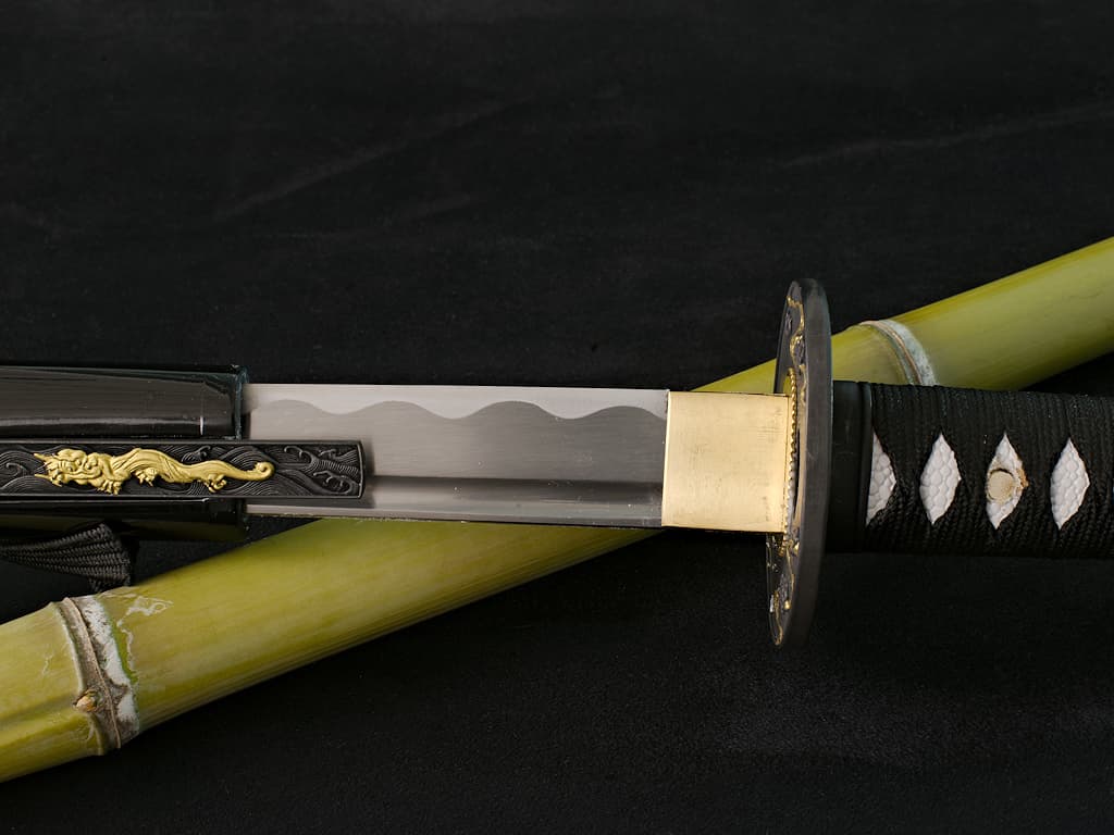 Mù-jīn, wakizashi aiguisé bois (mù, 木) métal (jīn, 金) : détail de le saya et de la tsuka Sakura, katana aiguisé (桜 fleur de cerisier) #Terressens