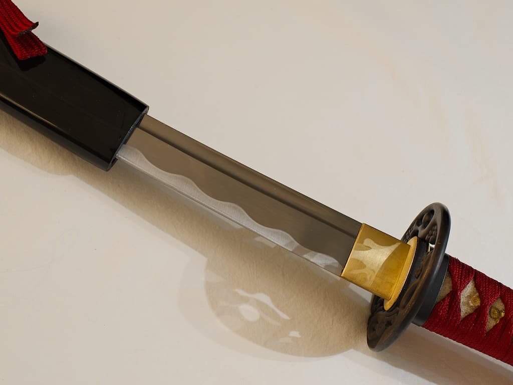 Wakizashi aiguisé Ake (朱, rouge sang), ito et sageo rouge sombre #Terressens Wakizashi aiguisé Ake (朱, rouge sang), ito et sageo rouge sombre #Terressens