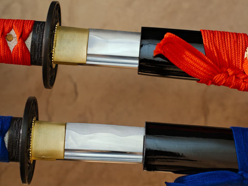 Mù-jīn, wakizashi aiguisé bois (mù, 木) métal (jīn, 金) : détail de la lame sortant de son fourreau (saya), posé sur un bambou naturel Bushidō, katanas aiguisés (武士道 la voie du guerrier) #Terressens