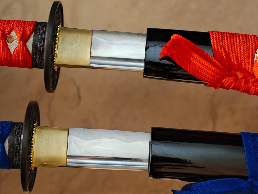 Mù-jīn, wakizashi aiguisé bois (mù, 木) métal (jīn, 金) : détail de la lame sortant de son fourreau (saya), posé sur un bambou naturel Bushidō, katanas aiguisés (武士道 la voie du guerrier) #Terressens