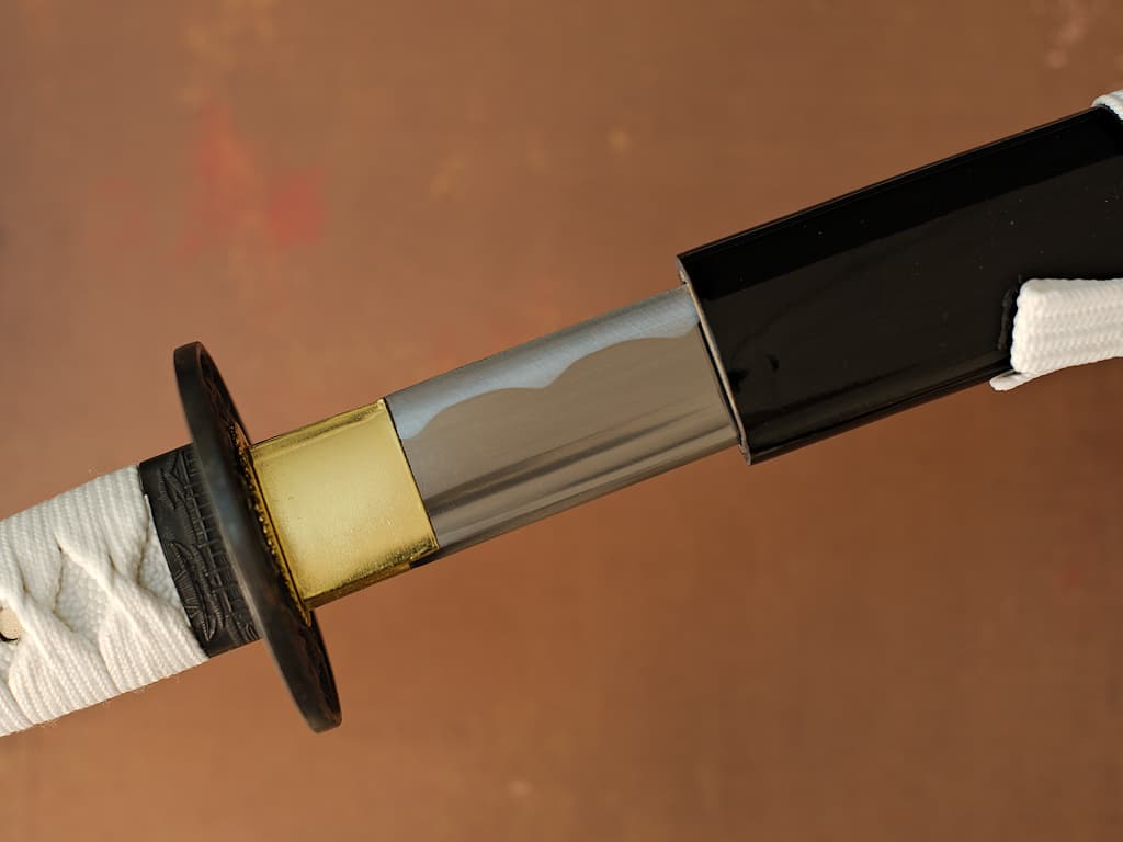 Mù-jīn, wakizashi aiguisé bois (mù, 木) métal (jīn, 金) : détail de la lame sortant de son fourreau (saya) Ikigaï, katana aiguisé (生き甲斐 raison d'être, sens de la vie) #Terressens
