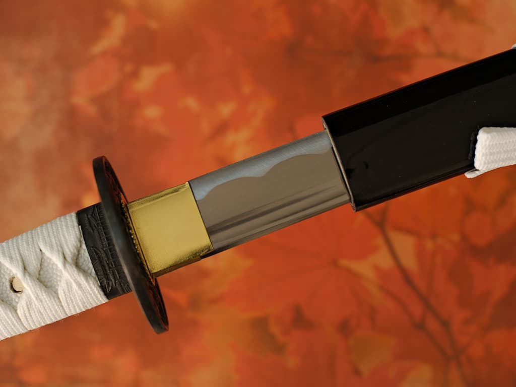 Mù-jīn, wakizashi aiguisé bois (mù, 木) métal (jīn, 金) : détail de la lame sortant de son fourreau (saya), posé sur un bambou naturel Ikigaï, katana aiguisé (生き甲斐 raison d'être, sens de la vie) #Terressens