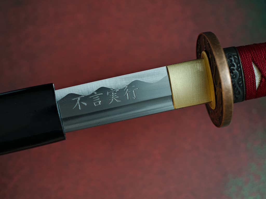 Katana aiguisé « Fugen jikkō » (不言実行 « parler peu, mais agir »), lame gravée, monture rouge #Terressens Katana aiguisé « Fugen jikkō » (不言実行 « parler peu, mais agir »), lame gravée, monture rouge #Terressens