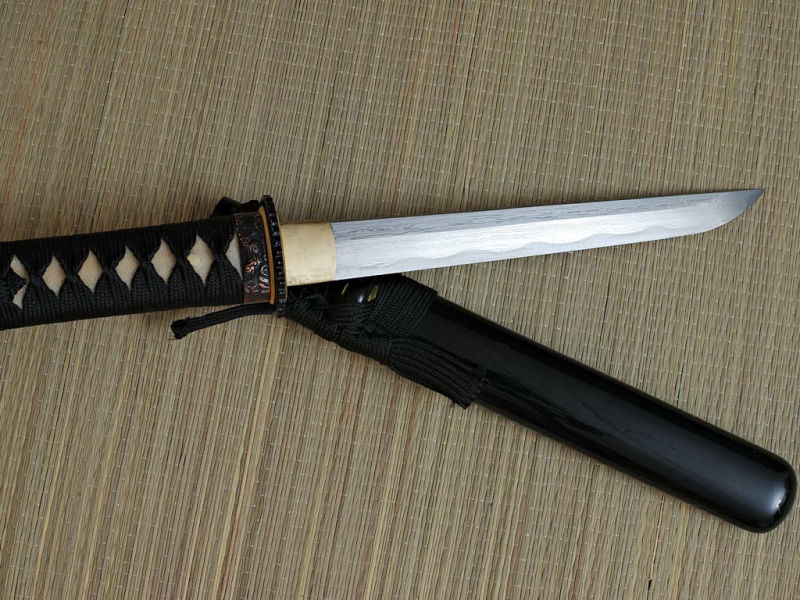 Yami, tantō aiguisé noir, lame damassée (闇 sombre) # Terressens Yami, tantō aiguisé noir, lame damassée (闇 sombre) # Terressens