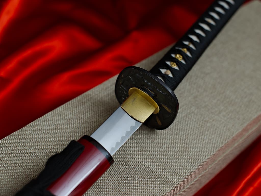 Katana aiguisé « ikazuchi » (雷 foudre, tonnerre), forge Shihomizue, trempe sélective, rouge et noir #Terressens Katana aiguisé « ikazuchi » (雷 foudre, tonnerre), forge Shihomizue, trempe sélective, rouge et noir #Terressens