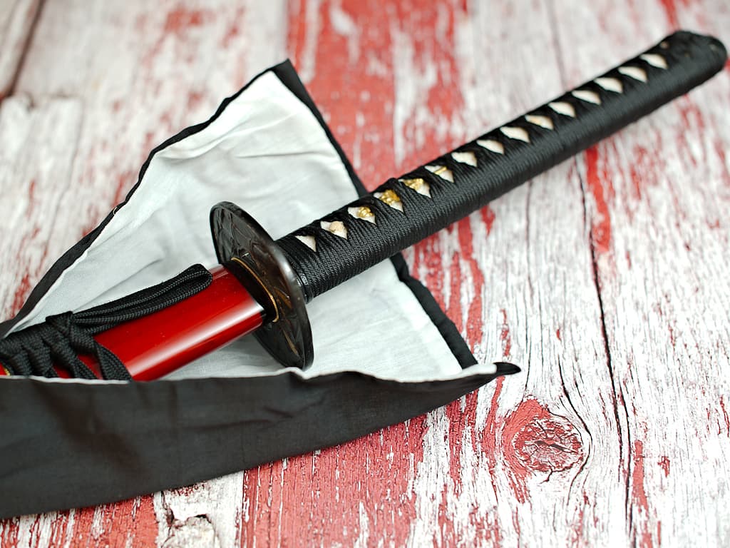 Katana aiguisé « ikazuchi » (雷 foudre, tonnerre), forge Shihomizue, trempe sélective, rouge et noir #Terressens Katana aiguisé « ikazuchi » (雷 foudre, tonnerre), forge Shihomizue, trempe sélective, rouge et noir #Terressens