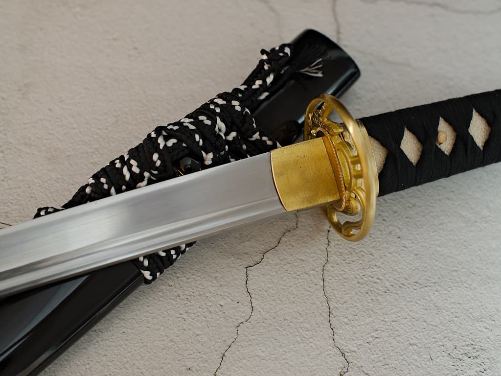 Katana Terre sacrée (聖地, Seichi), lame aiguisée 1095, véritable hamon, tressages bruns #Terressens Katana aiguisé « akitsu » (秋津), Maru 1060, trempe sélective #Terressens
