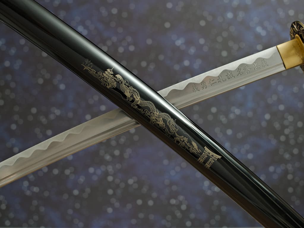 Katana aiguisé « Unryū-zu » (雲龍図 Dragon parmi les nuages), gravures sur la lame et le saya #Terressens Katana aiguisé « Unryū-zu » (雲龍図 Dragon parmi les nuages), gravures sur la lame et le saya #Terressens