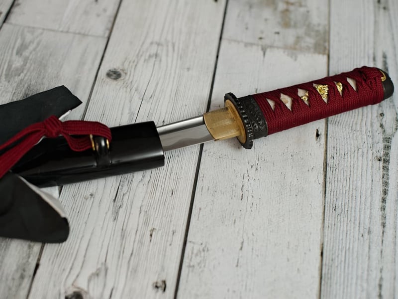 Tantō aiguisé forge Damas « Ketsueki » (血液, sang), tressages rouges #Terressens Tantō aiguisé forge Damas « Ketsueki » (血液, sang), tressages rouges #Terressens