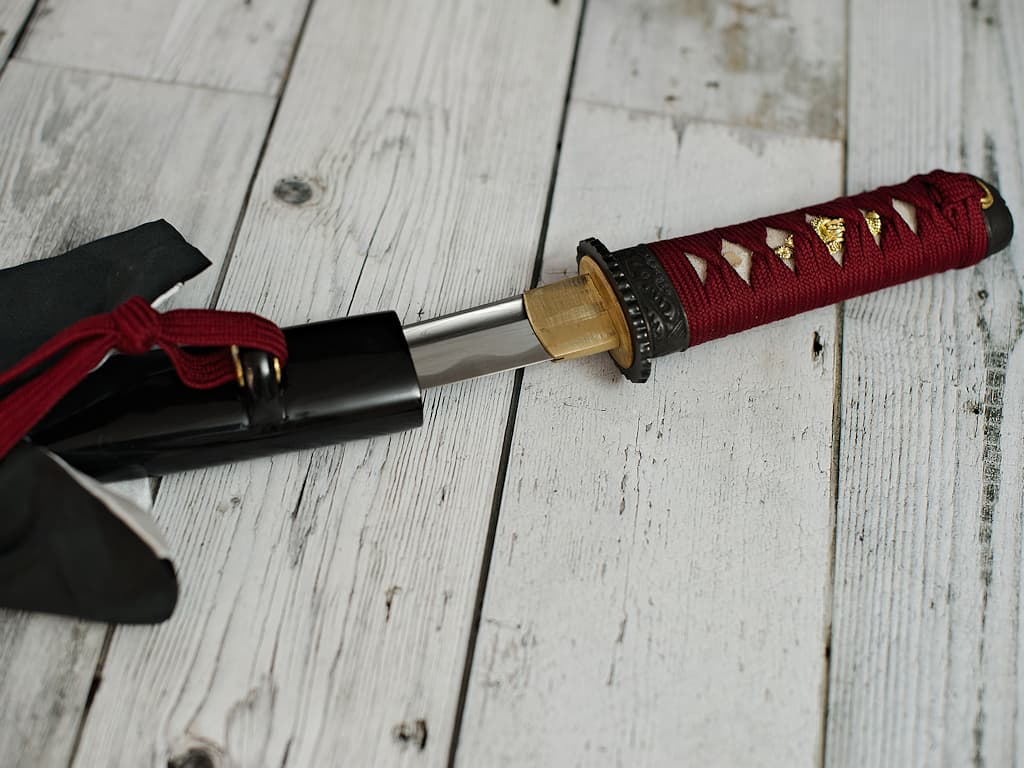 Tantō aiguisé forge Damas « Ketsueki » (血液, sang), tressages rouges #Terressens Tantō aiguisé forge Damas « Ketsueki » (血液, sang), tressages rouges #Terressens