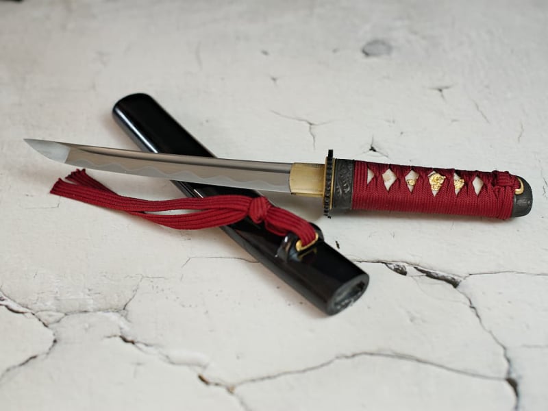 Tantō aiguisé forge Damas « Ketsueki » (血液, sang), tressages rouges #Terressens Tantō aiguisé forge Damas « Ketsueki » (血液, sang), tressages rouges #Terressens
