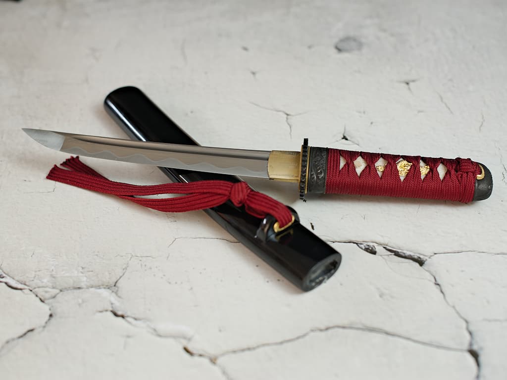 Tantō aiguisé forge Damas « Ketsueki » (血液, sang), tressages rouges #Terressens Tantō aiguisé forge Damas « Ketsueki » (血液, sang), tressages rouges #Terressens
