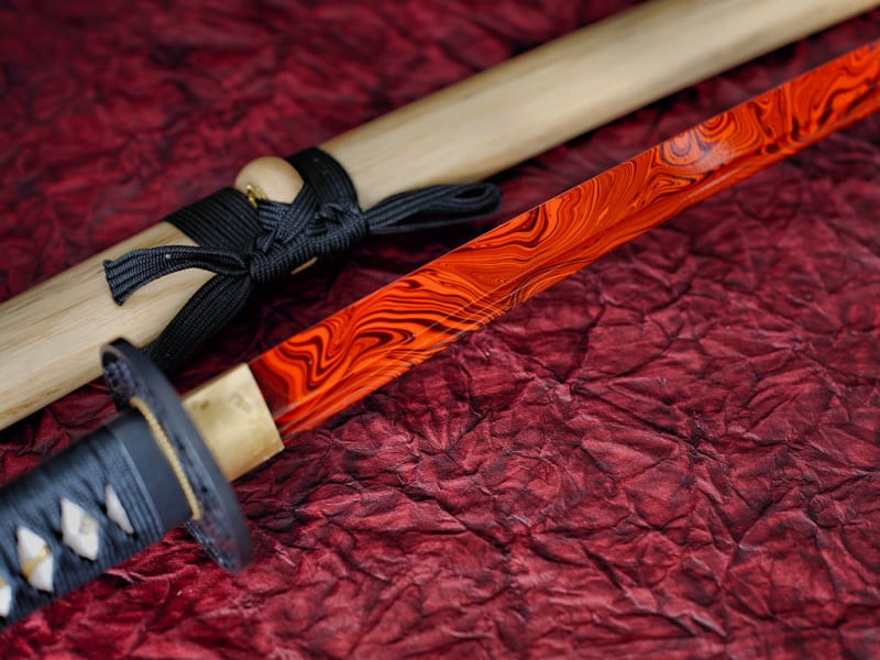 Katana aiguisé « Yougan » (溶岩 lave), lame en acier 1045 rouge et noir #Terressens Katana aiguisé « Yougan » (溶岩 lave), lame en acier 1045 rouge et noir #Terressens