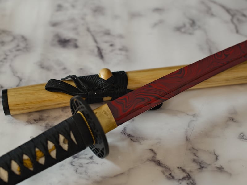 Katana aiguisé « Yougan » (溶岩 lave), lame en acier 1045 rouge et noir #Terressens Katana aiguisé « Yougan » (溶岩 lave), lame en acier 1045 rouge et noir #Terressens