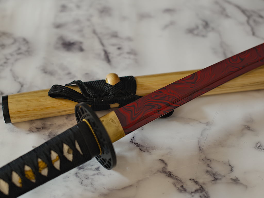 Katana aiguisé « Yougan » (溶岩 lave), lame en acier 1045 rouge et noir #Terressens Katana aiguisé « Yougan » (溶岩 lave), lame en acier 1045 rouge et noir #Terressens