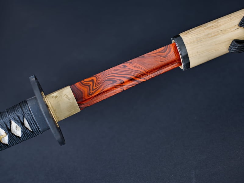 Katana aiguisé « Yougan » (溶岩 lave), lame en acier 1045 rouge et noir #Terressens Katana aiguisé « Yougan » (溶岩 lave), lame en acier 1045 rouge et noir #Terressens