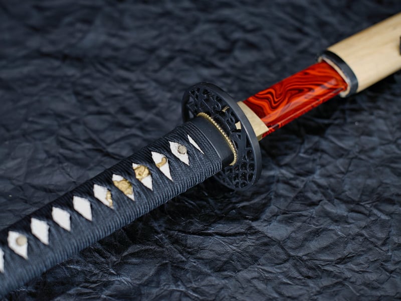 Katana aiguisé « Yougan » (溶岩 lave), lame en acier 1045 rouge et noir #Terressens Katana aiguisé « Yougan » (溶岩 lave), lame en acier 1045 rouge et noir #Terressens