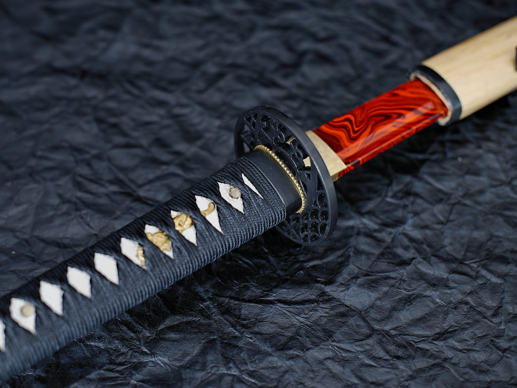 Katana aiguisé « Yougan » (溶岩 lave), lame en acier 1045 rouge et noir #Terressens Katana aiguisé « Yougan » (溶岩 lave), lame en acier 1045 rouge et noir #Terressens