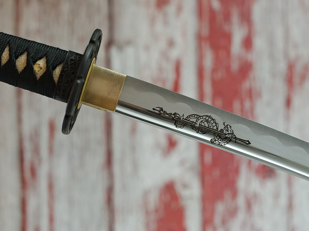 Grabado por láser en el habaki de una katana: código QR personalizado #Terressens Grabado por láser de la hoja de una katana: dragón envuelto alrededor de la espada de "Fudō Myōō" (不動明王) #Terressens