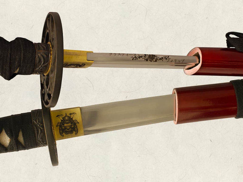 Grabado por láser del habaki y el mune (reverso de la hoja) de una katana: kabuto (casco de samurái) y rama de cerezo con dos nombres de pila traducidos al japonés #Terressens Grabado por láser del habaki y el mune (reverso de la hoja) de una katana: kabuto (casco de samurái) y rama de cerezo con dos nombres de pila traducidos al japonés #Terressens