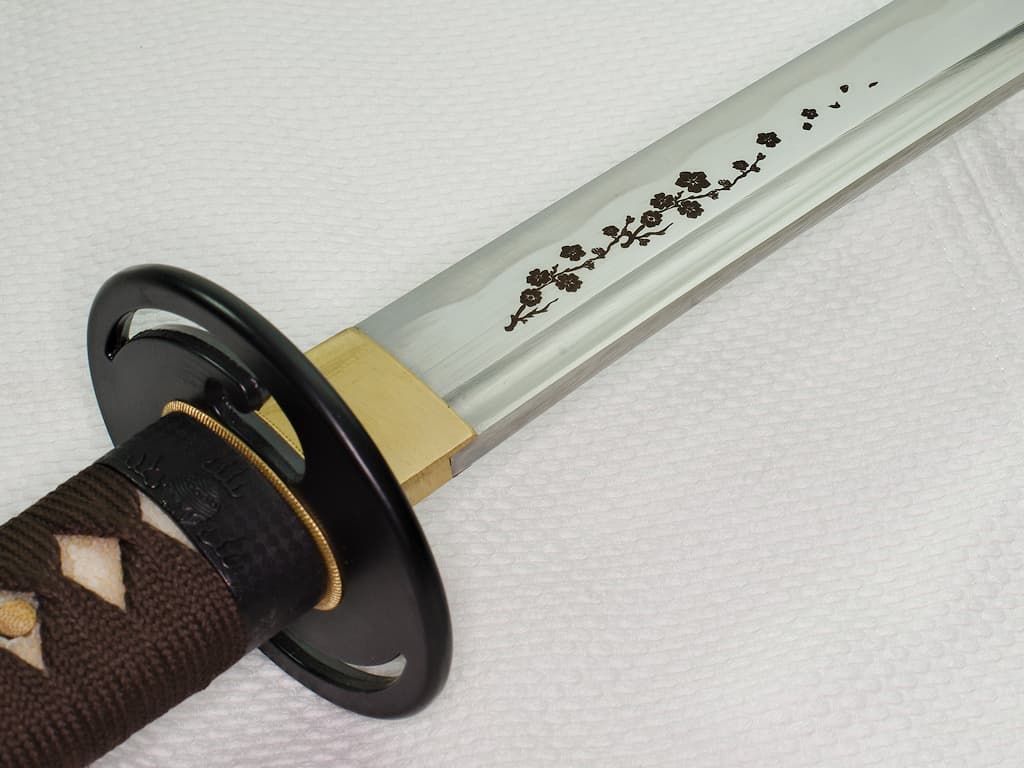 Grabado láser en la hoja de una katana: rama de cerezo, uno de los principales símbolos samurái #Terressens Grabado láser en la hoja de una katana: rama de cerezo, uno de los principales símbolos samurái #Terressens