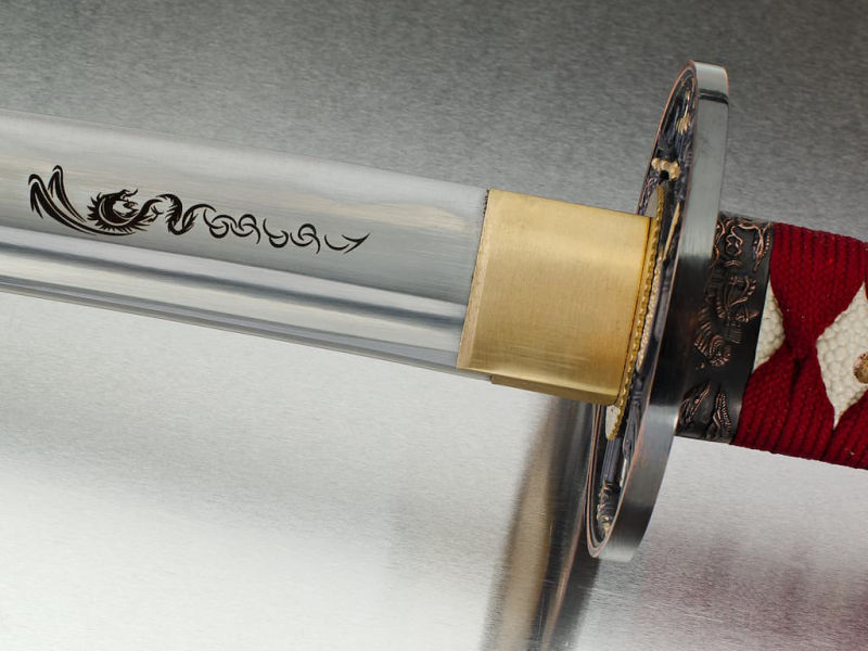 Grabado por láser en la hoja de una katana: dragón tribal #Terressens Grabado por láser en la hoja de una katana: dragón tribal #Terressens