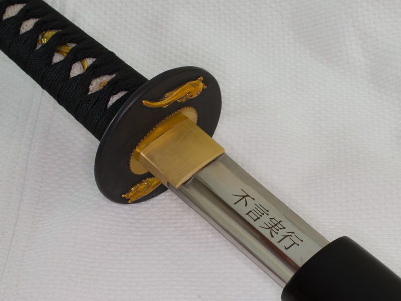 Grabado láser en la hoja de una katana: frase japonesa "habla poco, pero actúa" #Terressens Grabado láser en la hoja de una katana: frase japonesa "habla poco, pero actúa" #Terressens