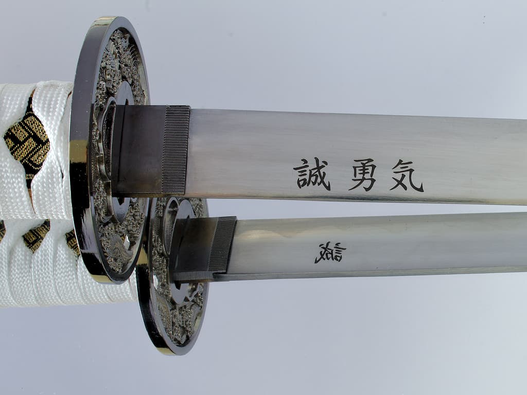 Grabado a láser en la hoja de una katana: palabras en japonés para la sinceridad y el valor #Terressens Grabado a láser en la hoja de una katana: palabras en japonés para la sinceridad y el valor #Terressens