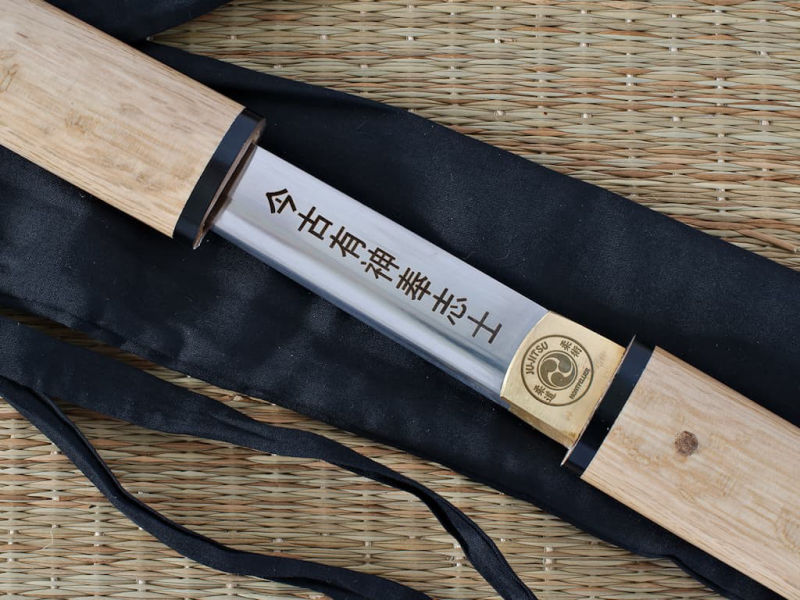 Grabado por láser en la hoja y el habaki de una shirasaya: frase de la película "El último samurái" y logotipo del club de Ju Jitsu de Montpellier #Terressens Grabado por láser en la hoja y el habaki de una shirasaya: frase de la película "El último samurái" y logotipo del club de Ju Jitsu de Montpellier #Terressens