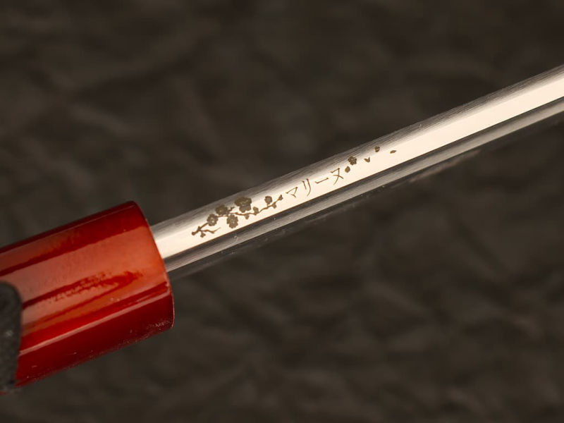 Grabado láser en el mune (dorso de la hoja) de una katana: rama de cerezo con el nombre traducido al japonés incrustado en la planta #Terressens Grabado láser en el mune (dorso de la hoja) de una katana: rama de cerezo con el nombre traducido al japonés incrustado en la planta #Terressens