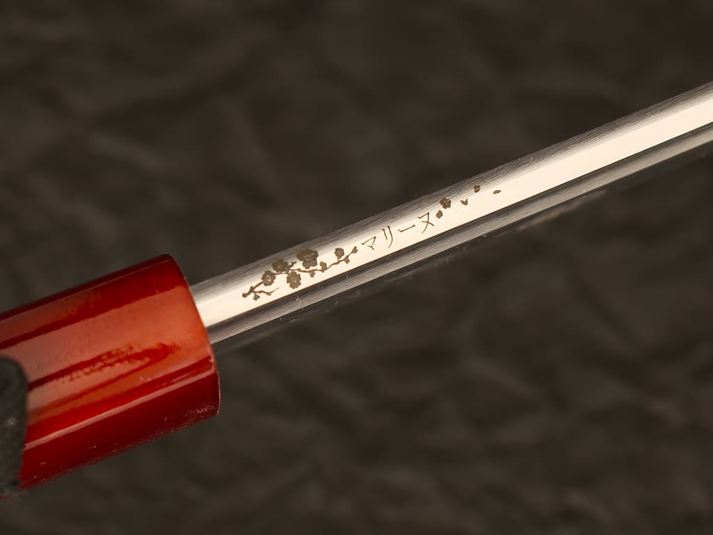 Grabado láser en el mune (dorso de la hoja) de una katana: rama de cerezo con el nombre traducido al japonés incrustado en la planta #Terressens Grabado láser en el mune (dorso de la hoja) de una katana: rama de cerezo con el nombre traducido al japonés incrustado en la planta #Terressens