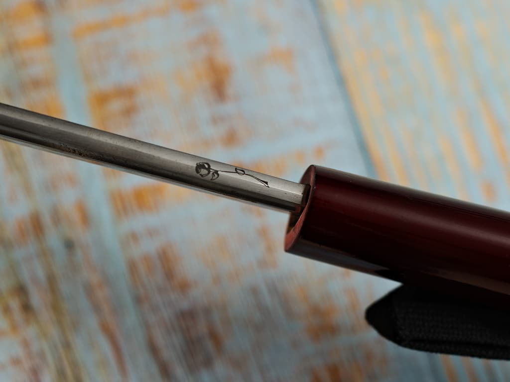 Grabado láser en el mune (reverso de la hoja) de una katana: rosa #Terressens Grabado láser en el mune (reverso de la hoja) de una katana: rosa #Terressens