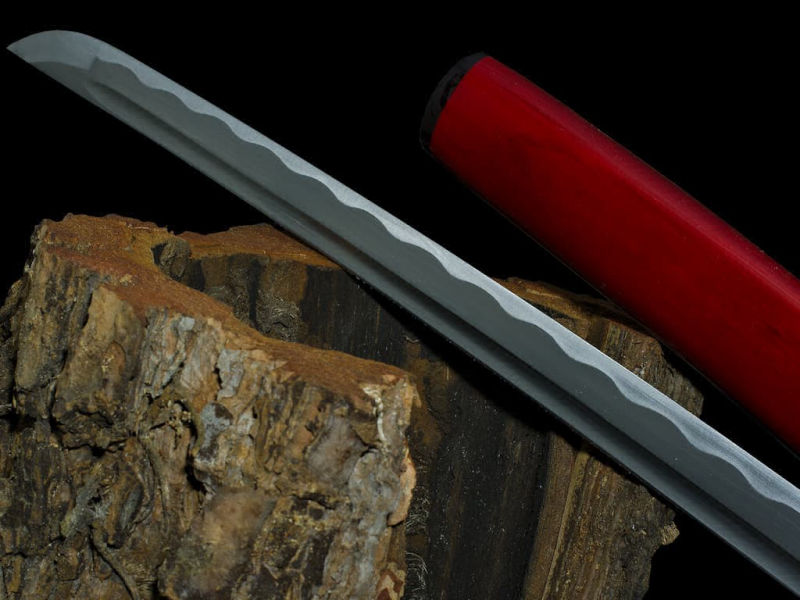 Kaji, shirasaya de fuego (火事), forja de damasco: detalle de la hoja y la vaina de damasco (saya) Kaji, shirasaya de fuego (火事), forja de damasco: detalle de la hoja y la vaina de damasco (saya)