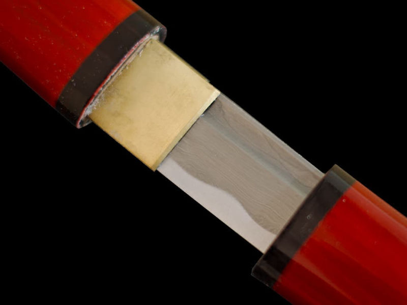 Kaji, shirasaya de fuego (火事), forja de damasco: detalle de la hoja forjada en damasco. Kaji, shirasaya de fuego (火事), forja de damasco: detalle de la hoja forjada en damasco.