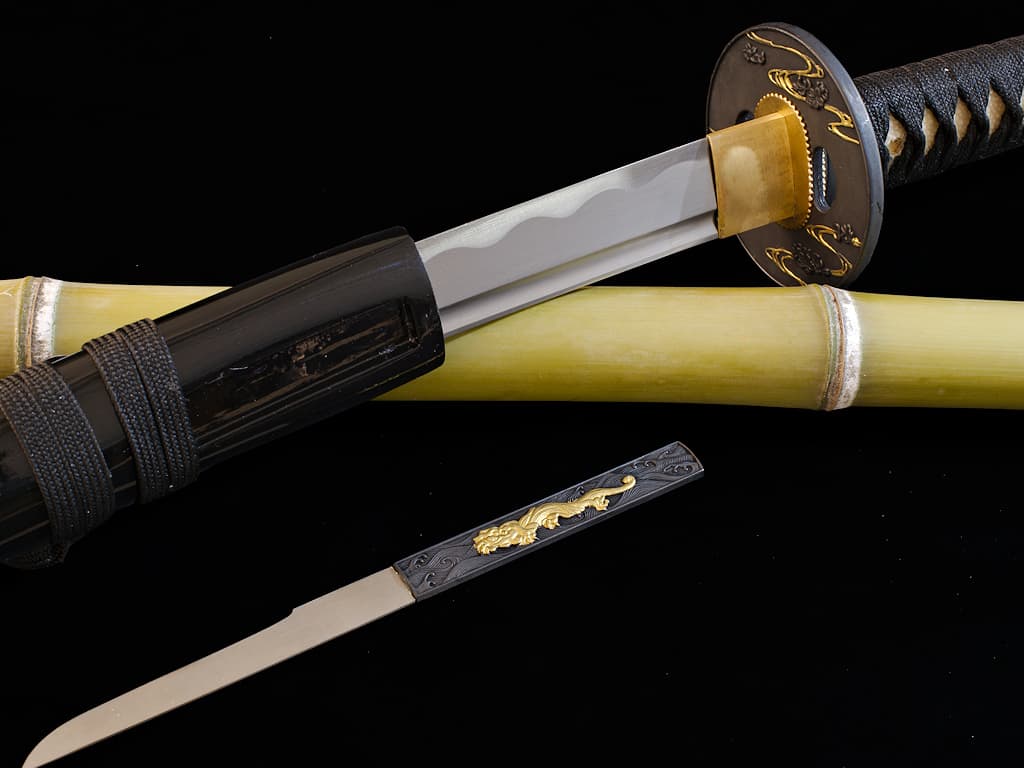 Mù-jīn, wakizashi afilado madera (mù, 木) metal (jīn, 金): detalle de la hoja saliendo de su vaina (saya). Sakura, wakizashi afilado (桜 flor de cerezo) #Terressens