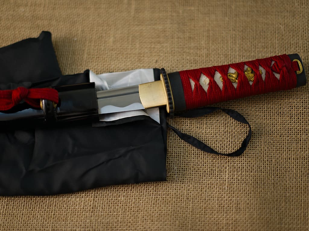 Tantō afilado Ake (朱, rojo sangre), ito y sageo rojo oscuro #Terressens Tantō afilado Ake (朱, rojo sangre), ito y sageo rojo oscuro #Terressens