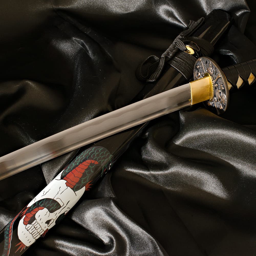Katana afilada "Sombra del Caos", engastada con cráneos de serpiente, humano y demonio #Terressens