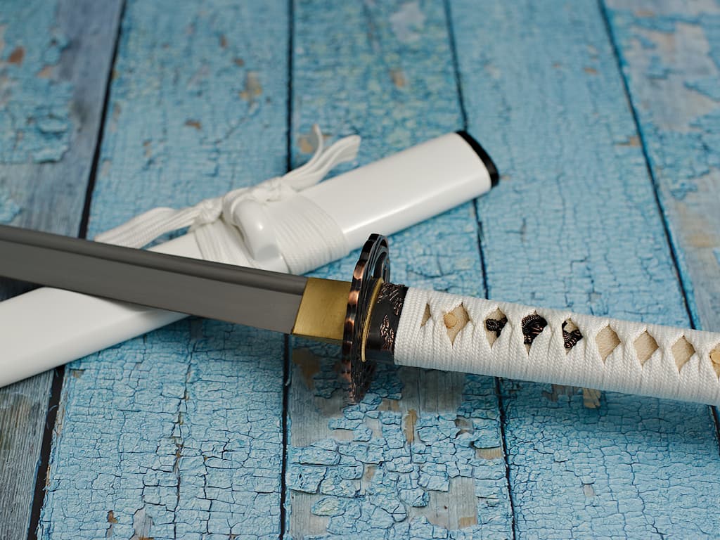 Katana afilada "Ketsui" (決意 resolución, decisión), saya blanca decorada con un motivo japonés, trenzado blanco #Terressens