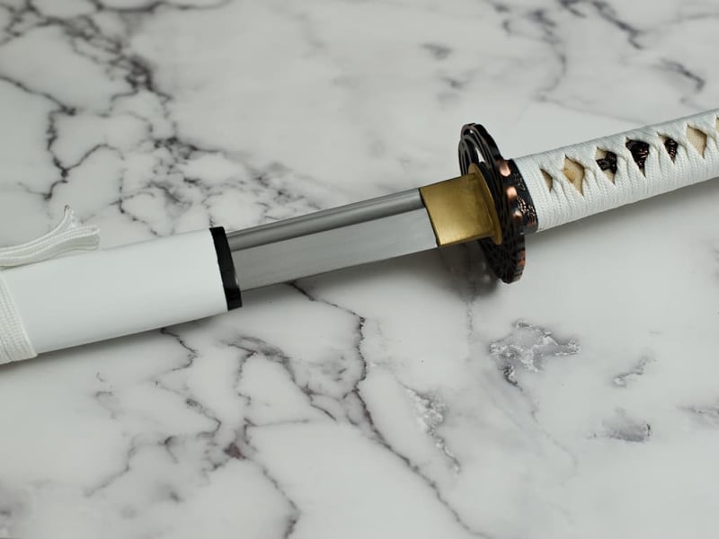Katana afilada "Ketsui" (決意 resolución, decisión), saya blanca decorada con un motivo japonés, trenzado blanco #Terressens