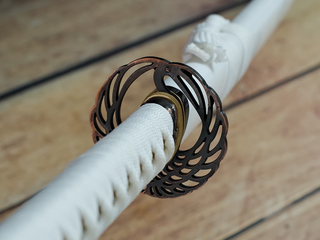 Katana afilada "Ketsui" (決意 resolución, decisión), saya blanca decorada con un motivo japonés, trenzado blanco #Terressens