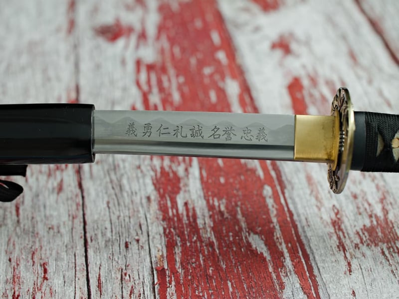 Katana afilada "Unryū-zu" (雲龍図 Dragón entre las nubes), grabados en la hoja y la saya #Terressens Katana afilada "Unryū-zu" (雲龍図 Dragón entre las nubes), grabados en la hoja y la saya #Terressens