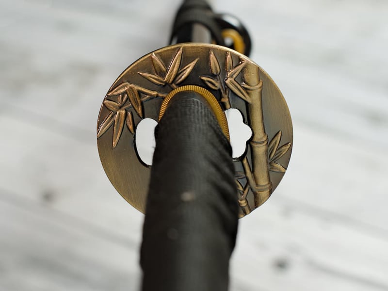 Katana afilada "Unryū-zu" (雲龍図 Dragón entre las nubes), grabados en la hoja y la saya #Terressens Katana afilada "Unryū-zu" (雲龍図 Dragón entre las nubes), grabados en la hoja y la saya #Terressens