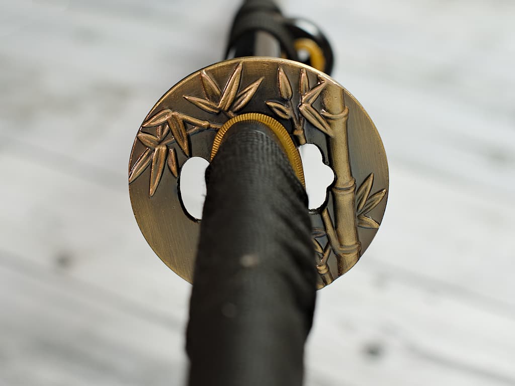 Katana afilada "Unryū-zu" (雲龍図 Dragón entre las nubes), grabados en la hoja y la saya #Terressens Katana afilada "Unryū-zu" (雲龍図 Dragón entre las nubes), grabados en la hoja y la saya #Terressens